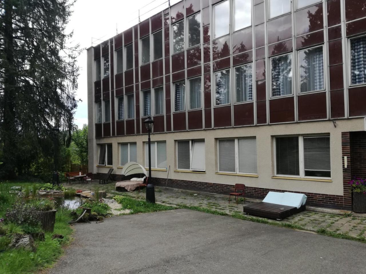 Hotel Hlaska Zlenice Esterno foto